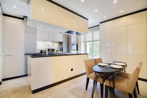 une cuisine et une salle à manger avec une table et des chaises dans l'établissement Vue exceptionnelle sur la tour Eiffel, à Paris