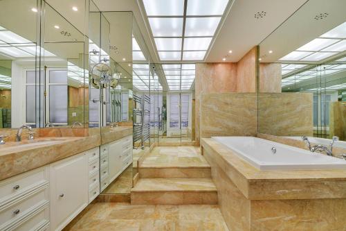 La grande salle de bains est pourvue de 2 lavabos et d'une baignoire. dans l'établissement Vue exceptionnelle sur la tour Eiffel, à Paris