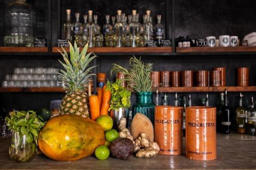 ein Haufen Obst und Gemüse auf einer Theke in der Unterkunft Centrally located apartment 2 blocks from the sea in Cozumel