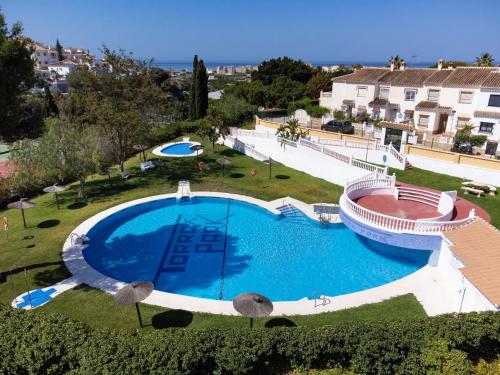 an overhead view of a large swimming pool in a yard at Apartamento Florkin vacacional acogedor recién reformado con vistas al mar in Torrox