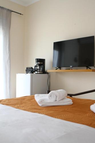 a hotel room with a bed with a towel on it at Fertoun apartment in Chaïdeftón