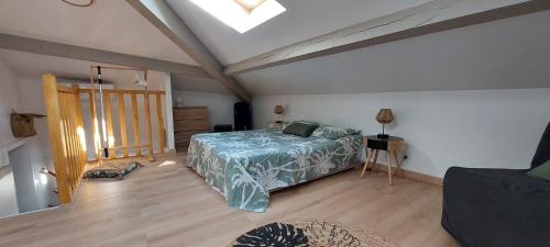 une chambre avec un lit et une lucarne dans l'établissement Appartement cosy, à Cabrières