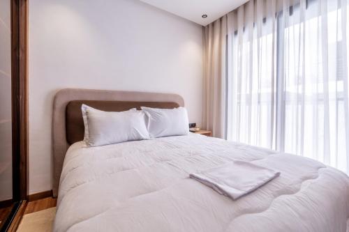 Postel nebo postele na pokoji v ubytování Cozy Studio, Maarif Balcony & Private Parking