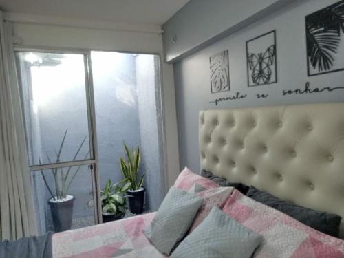 a bedroom with a bed and a window at Kitnet de luxo perto do shopping da ilha in São Luís