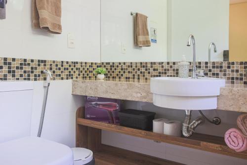a bathroom with a sink and a toilet at Villaggio dos Pássaros in Paranoá