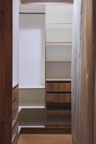 a closet with wooden shelves and a window at Villaggio dos Pássaros in Paranoá