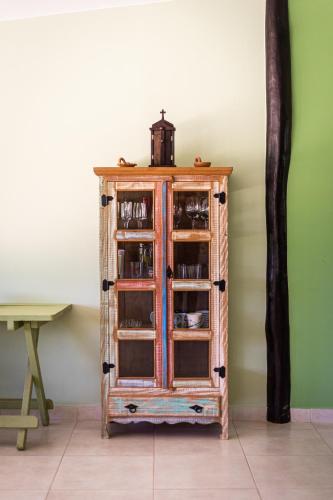 a wooden cabinet with glass doors in a room at Villaggio dos Pássaros in Paranoá