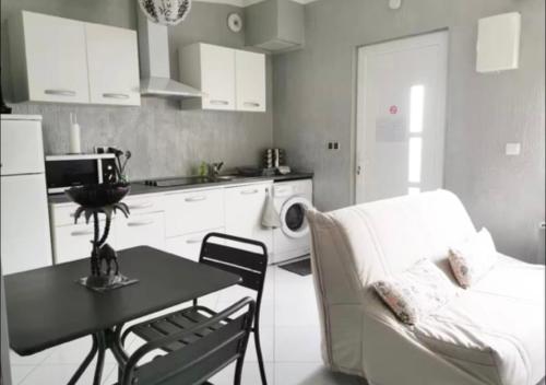 une cuisine avec un canapé et une table dans l'établissement Fully equipped studio with garden, à Pessac