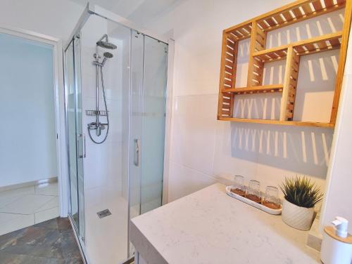 une salle de bain avec douche et lavabo dans l'établissement Apartamento El Nido, à Torre del Mar