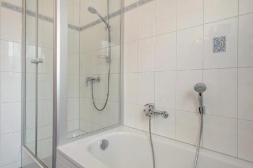 a bathroom with a shower and a bath tub at Hotel Garni Vitamari in Wasserburg am Bodensee