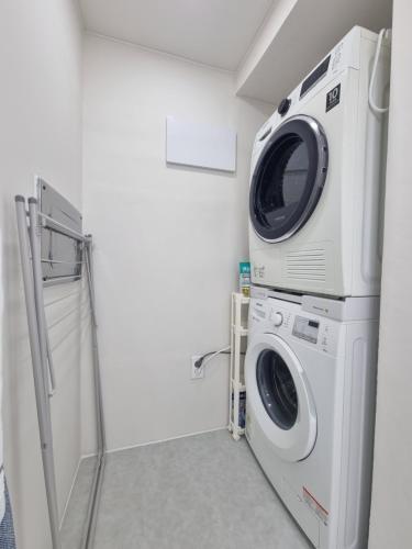 a washer and dryer in a laundry room at Shin-Nonhyeon Hideout in Seoul