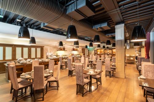 Un restaurante o sitio para comer en The Trinity City Hotel