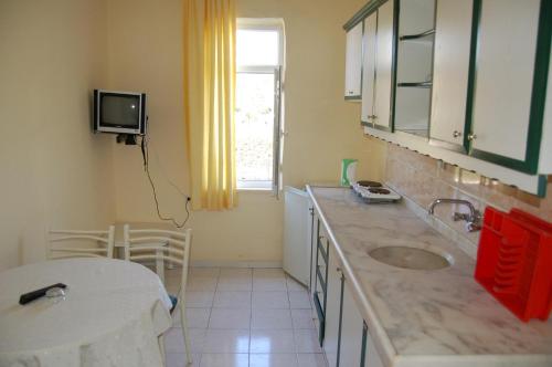 Η κουζίνα ή μικρή κουζίνα στο Linda Apart Hotel