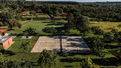 an overhead view of a park with a tennis court at Villaggio dos Pássaros in Paranoá