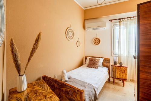 Ένα ή περισσότερα κρεβάτια σε δωμάτιο στο CozyCity2-Bedroom Apartment for3 by Alecos Studios