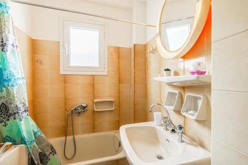 Ένα μπάνιο στο CozyCity2-Bedroom Apartment for3 by Alecos Studios