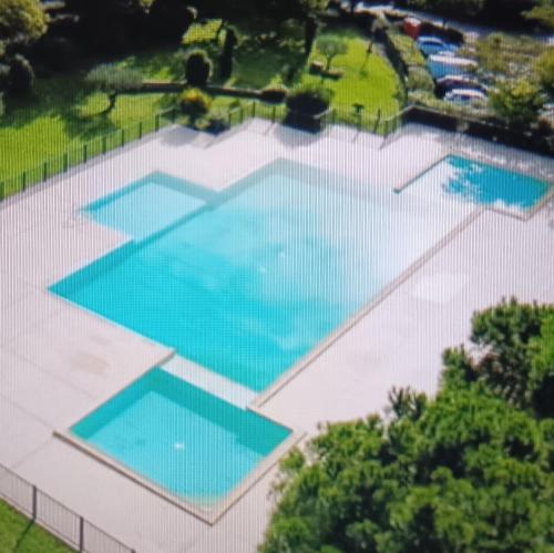 - une vue sur la piscine dans l'établissement Bel appartement résidence lac Aurélien, à Fréjus