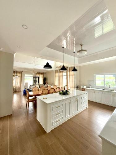 Η κουζίνα ή μικρή κουζίνα στο Private Villa in San Antonio