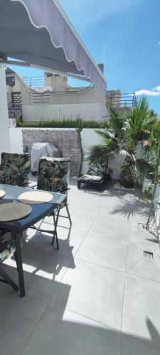 a patio with two chairs and a table and a table at Apartamento Playa Bonita in Torrevieja