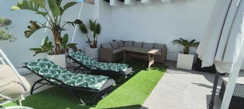 a living room with two chairs and a table at Apartamento Playa Bonita in Torrevieja