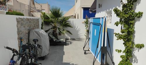 a courtyard with two bikes parked next to a building at Apartamento Playa Bonita in Torrevieja