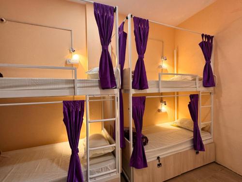 Postel nebo postele na pokoji v ubytování The Backpackstack Hostels and Cafe