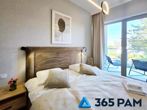 Ένα ή περισσότερα κρεβάτια σε δωμάτιο στο Apartament Złote Żurawie Moon Residence - PARKING W CENIE, WIDOK NA MORZE Z BALKONU- 365PAM