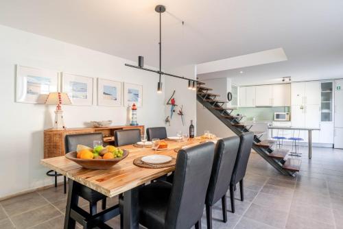 una cucina e una sala da pranzo con tavolo e sedie in legno di Stone by the Sea - Mountain & Beach Retreat w/Pool a Viana do Castelo