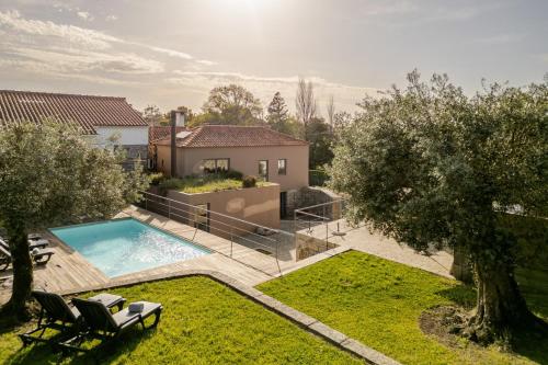 un cortile con piscina e una casa di Stone by the Sea - Mountain & Beach Retreat w/Pool a Viana do Castelo