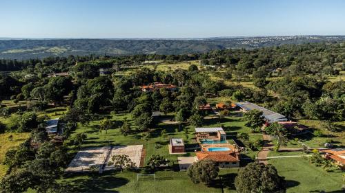 an aerial view of a house with a yard at Villaggio dos Pássaros in Paranoá