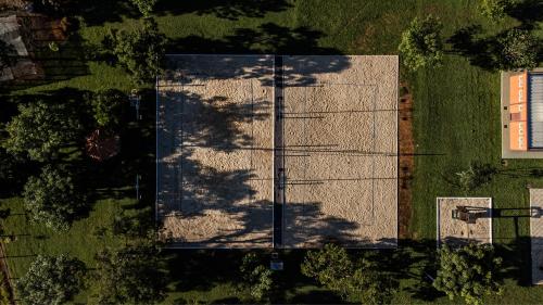 an overhead view of a building with a shadow of a tree at Villaggio dos Pássaros in Paranoá