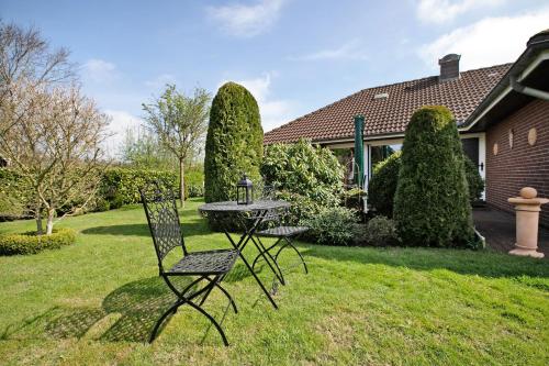 a table and chairs in the yard of a house at Ferienwohnung Martina in Leck