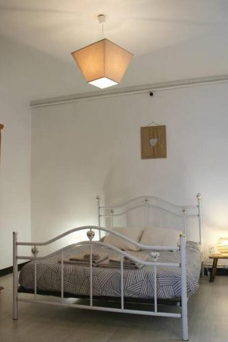 Ce lit se trouve dans un dortoir blanc lumineux. dans l'établissement Picherande - Le Ravelou, appartement au coeur du Sancy, à Picherande