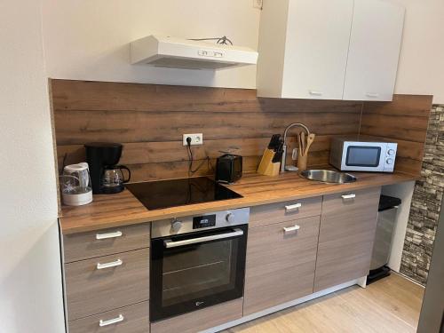 eine Küche mit Spüle und Herd Oberer Backofen in der Unterkunft Modernes Wohnerlebnis in bester Lage in Heilbronn