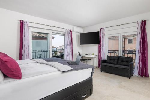 a bedroom with a bed and a desk and a chair at Adults only Guesthouse Villa Samantha by Irundo in Rovinj