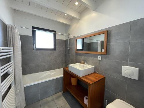 a bathroom with a sink and a bath tub at Villa 8 pers. Soustons proche lac, océan et golf, WiFi, animaux admis, parking - FR-1-379-83 in Soustons