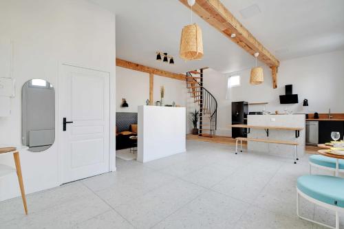 Cette chambre aux murs blancs comprend une cuisine équipée d'un réfrigérateur. dans l'établissement Modern Loft - 2BR 4P- Saint-Ouen-sur-Seine, à Saint-Ouen