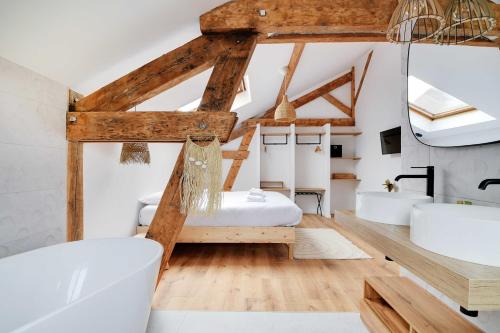 - une salle de bains avec deux lavabos et un lit dans une chambre dans l'établissement Modern Loft - 2BR 4P- Saint-Ouen-sur-Seine, à Saint-Ouen
