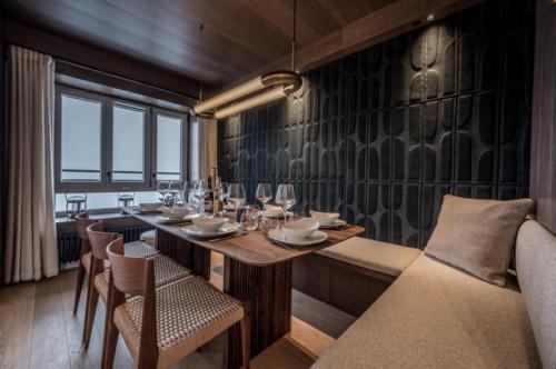 une salle à manger avec une table et des chaises dans l'établissement JAMES TACC28 - exquisite apartment in the heart of Courchevel 1850, à Courchevel