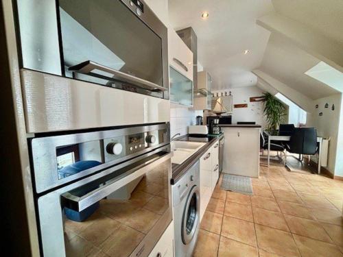 une grande cuisine avec lave-linge et sèche-linge dans l'établissement Quiberon : T3 ensoleillé proche plage, 3 pièces, 2 chambres - FR-1-478-313, à Quiberon
