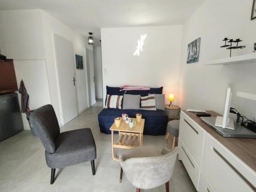 une petite pièce avec un lit, une table et des chaises dans l'établissement Appartement T3 pour 4 pers, près de la plage, parking privé - FR-1-795-61, à Narbonne