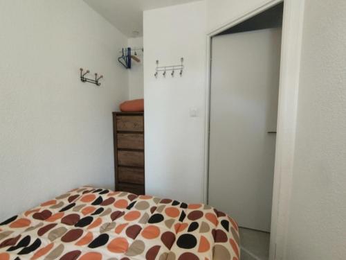 - une chambre avec un lit et un placard avec une porte dans l'établissement Appartement T3 pour 4 pers, près de la plage, parking privé - FR-1-795-61, à Narbonne