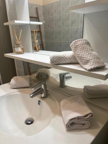 une salle de bain avec un lavabo et un miroir dans l'établissement Aux 138 bis, à Carcassonne