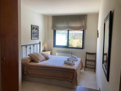 Un dormitorio con una cama con dos toallas encima. en Apartment in Sant Feliu de Guixols, en Sant Feliu de Guíxols