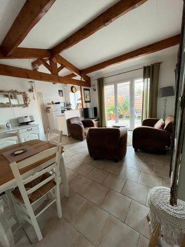 un salon avec des canapés et une table dans l'établissement le petit st Jean, à Cazouls-d Herault