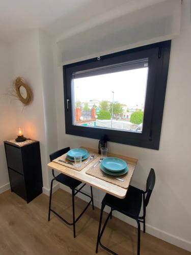 a dining room with a table and chairs and a window at Casa Mateo in Jedula