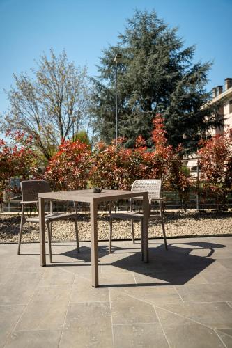 a table and two chairs sitting in a park at roveleto camere in Roveleto