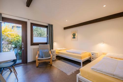 Una cama o camas en una habitación de Ferienwohnpark Immenstaad am Bodensee Satteldachhaus Typ 9 SD 73