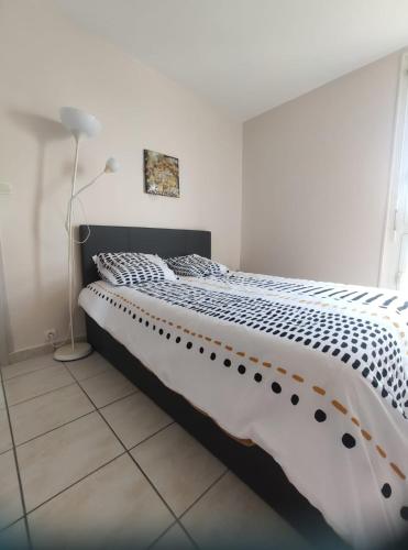 - une chambre avec un grand lit et une couette noire et blanche dans l'établissement Les pieds dans l'eau, à Argelès-sur-Mer