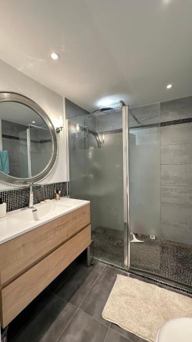 une salle de bain avec une douche, un lavabo et un miroir dans l'établissement Paradou on the beach, amazing view, 3 beds, à Antibes